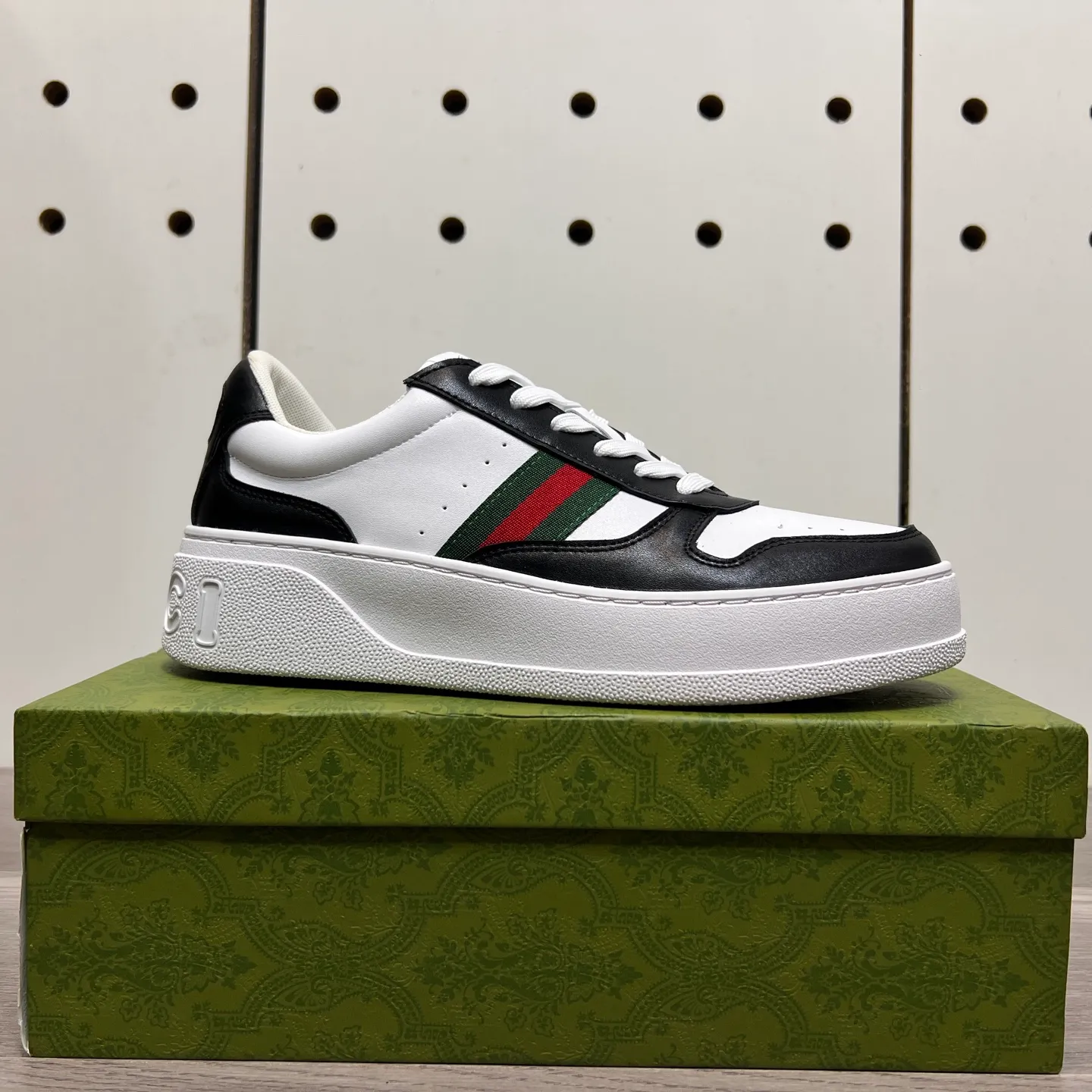 Factory price: 400💰Gucci original quality.~ Unique modern style sneakers. 🏃A must-have casual shoe for trendy men😍😍 Imported cowhide, sheepskin foot pads (refuse to discolor and grind feet) soles: Original soles specially provided by the original factory, French lazy style design ⚠️Fit to the feet, original quality, super comfortable original soles. Just like shooting the real thing 🎬The real thing is better, high-quality sneakers, size: 38-44 (45 and 46 can be customized)